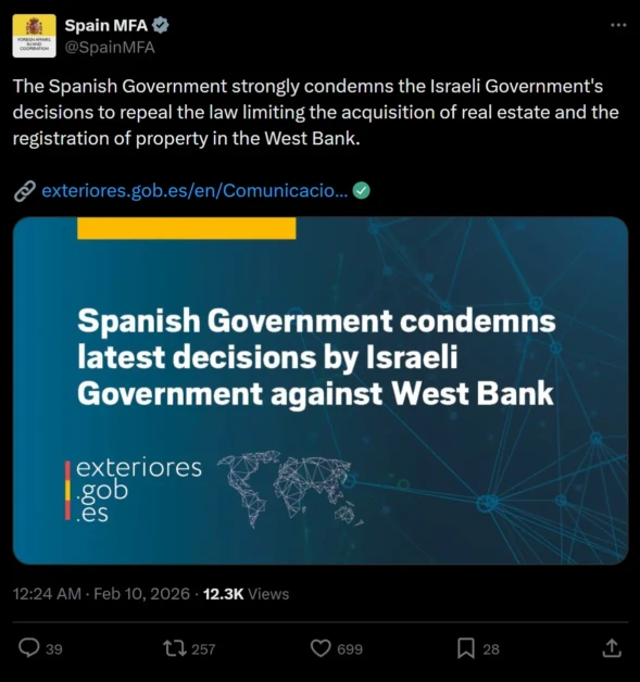 Screenshot of an official Spain MFA tweet condemning Israeli government decisions to repeal laws limiting real estate acquisition and property registration in the West Bank.